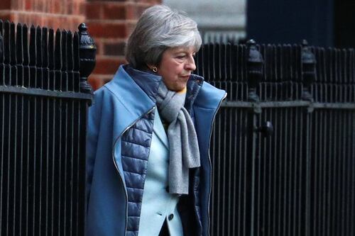 May busca aplazar Brexit tras freno a una tercera votación a su acuerdo