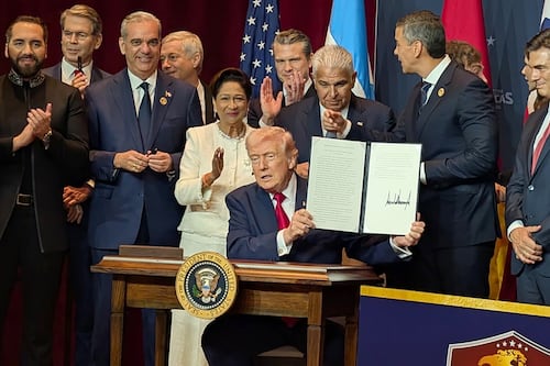 Trump oficializa lucha contra los cárteles: Anuncia coalición militar en Latinoamérica para ‘destruirlos’