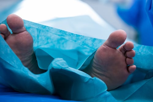 Hombre muere en cirugía de rejuvenecimiento facial en Monterrey; investigan posible negligencia