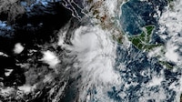 Huracán ‘Rachel’ se fortalece a categoría 3 frente a costas del país; ¿qué estados esperan lluvias?