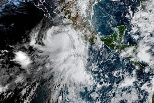 Huracán ‘Rachel’ se fortalece a categoría 3 frente a costas del país; ¿qué estados esperan lluvias?