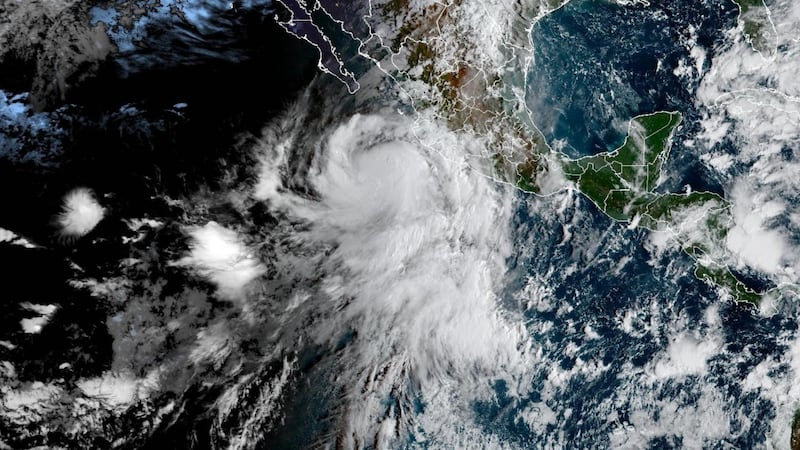 Huracán ‘Rachel’ se fortalece a categoría 3 frente a costas del país; ¿qué estados esperan lluvias?