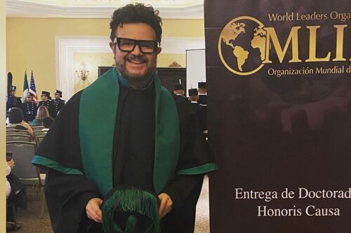 Aleks Syntek recibe doctorado honoris causa por sus ‘contribuciones a la humanidad’