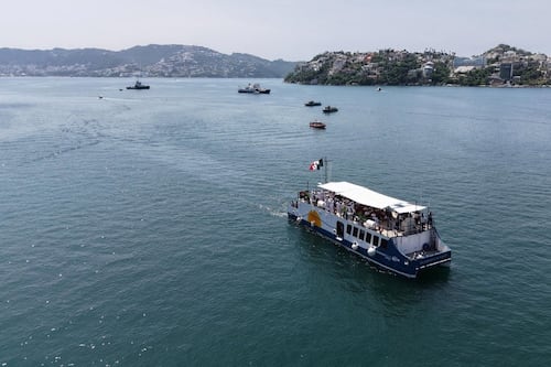 Habitantes de Puerto Marqués bloquean con lanchas el paso del ‘Marinabús’ en Acapulco