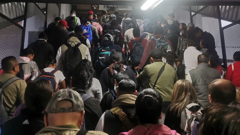 ¡Cierran puertas! Metro de CDMX ‘dosifica’ entrada de usuarios ante aglomeración en líneas A y 9