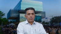 ¿No estaba en CDMX? Captan a Enrique Inzunza en fiesta de graduación del Tec de Monterrey
