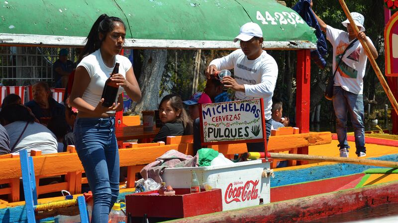 ¿Trajineras sin ‘chelas’? Estos son los lugares donde no pueden vender cerveza en Xochimilco