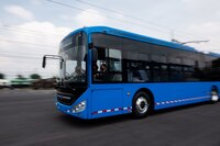 ‘Me tocó irme colgada’: Sheinbaum resalta modernidad y comodidad del trolebús elevado