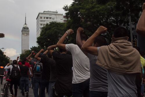 Encapuchados queman patrulla frente a Hemiciclo a Juárez