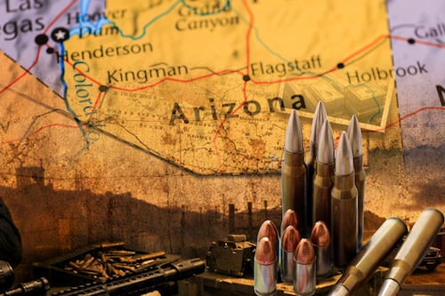 Red de tráfico de armas en Arizona abastecía a compradores en México; EU acusa a 22 personas