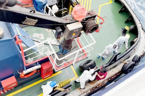 Encerrados en camarotes y rechazados por países: Así viven pasajeros del crucero con brote de hantavirus