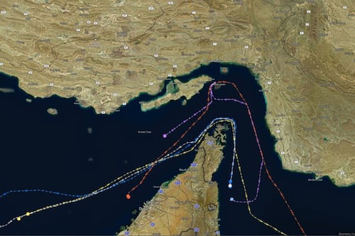 Buques petroleros meten reversa: Esto sabemos de los nuevos cruces de barcos por el Estrecho de Ormuz