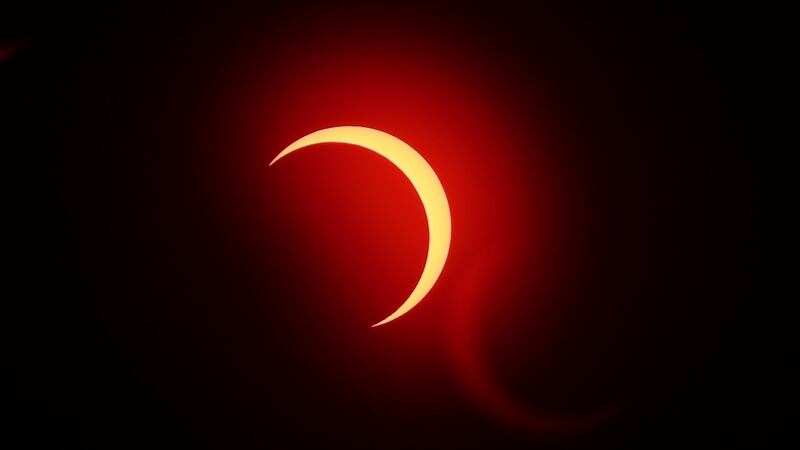 Eclipse solar 2023: Así el ‘anillo de fuego’ oscureció el cielo de México y América (FOTOS)