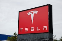 Problemas del hombre más rico del mundo: Acciones de Tesla tuvieron su peor caída en un año