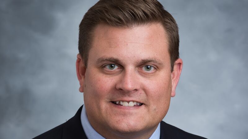 Brian Thompson, director de UnitedHealthcare, es asesinado a balazos afuera de un hotel en Manhattan