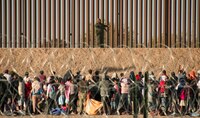 Greg Abbott instala otro muro antiinmigrantes en Texas