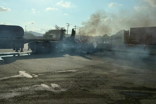 Narcobloqueos en Colima: Delincuentes queman tráileres en Tecoman por operativo