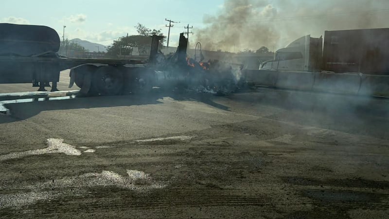 Narcobloqueos en Colima: Queman tráileres en Tecomán