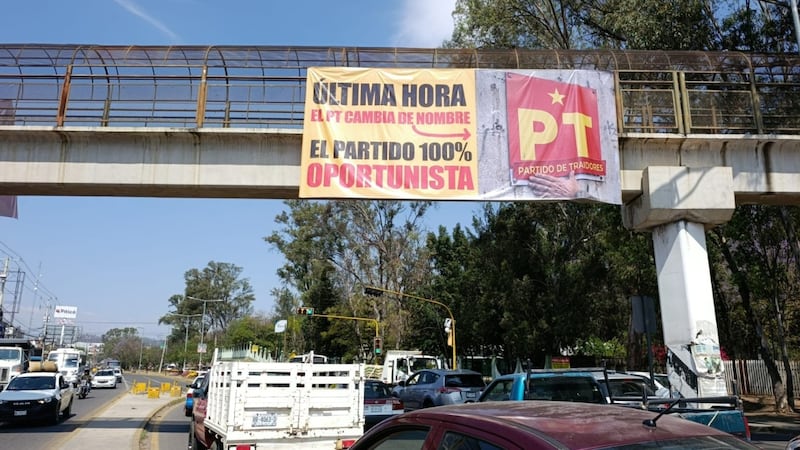 ‘Partido de Traidores’: Colocan lonas contra el PT en Oaxaca por rechazo a la reforma electoral