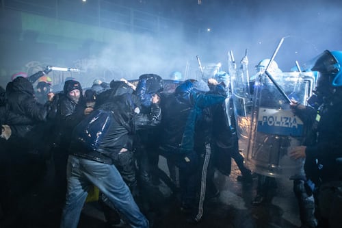 ‘Choque’ en Milán por Juegos Olímpicos de Inverno: Manifestantes y policías se enfrentan tras protesta