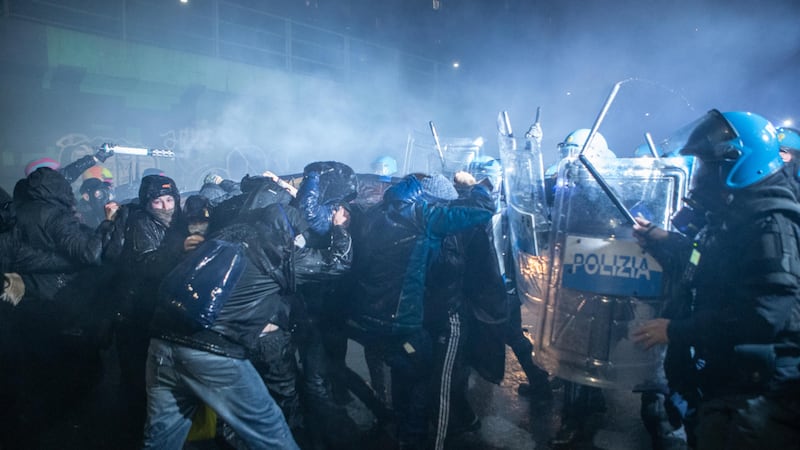 ‘Choque’ en Milán por Juegos Olímpicos de Inverno: Manifestantes y policías se enfrentan tras protesta
