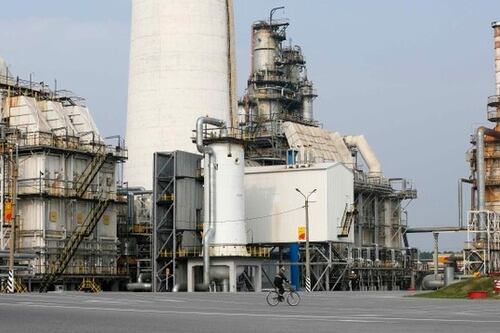 Petróleo en EU cierra en rojo tras un 'salto' sorpresa en cifras de inventarios