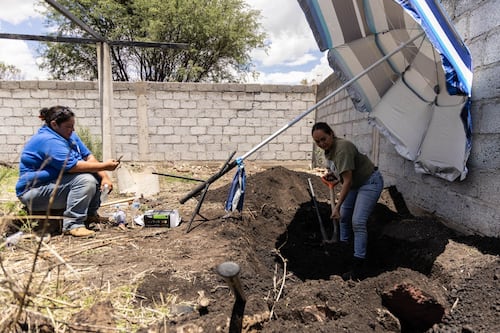 Entierran 117 restos de cuerpos en fosa de Ciudad Juárez: ‘El destino es temporal’, afirma perito