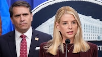 Trump ‘echó a la calle’ a Pam Bondi por no procesar a sus enemigos: ¿El nuevo secretario de EU lo hará?