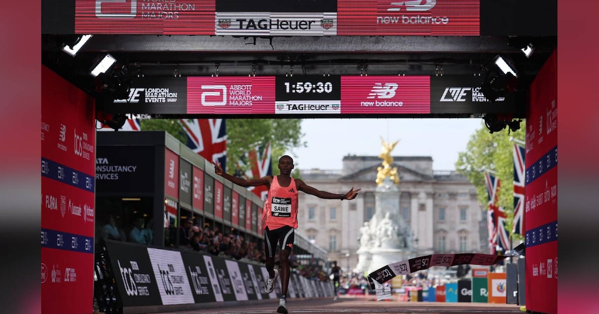 Rompen límites humanos con los mismos tenis: Dos maratonistas finalizan maratón de Londres en menos de 2 horas