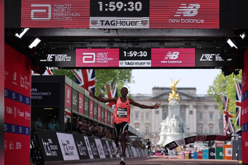 Rompen límites humanos con los mismos tenis: Dos maratonistas finalizan maratón de Londres en menos de 2 horas
