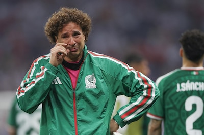 Guillermo Ochoa se despide, con lágrimas, de su último Mundial. (Foto: EFE/ Alex Cruz)