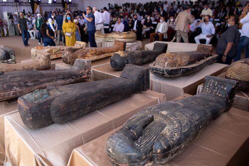 Hallan en Egipto 59 sarcófagos de más de 2,600 años con momias intactas