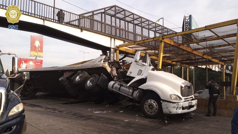 Accidente en Línea 5 del Metro: Conductor del tráiler muere y puente peatonal es retirado