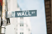 Wall Street cierra ‘aliviado’ por datos de empleo en EU
