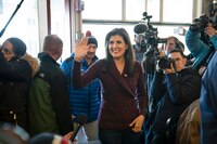 Nikki Haley podría enfrentarse a Trump y Biden en EU: No Labels la invita a ser tercera opción