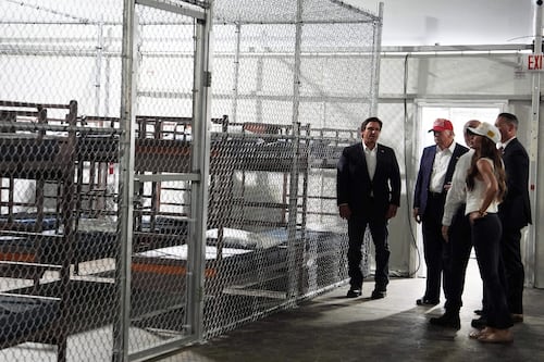 Jaulas y desayuno a las 5:30: Así son las estrictas reglas para migrantes en ‘Alcatraz de los Caimanes’