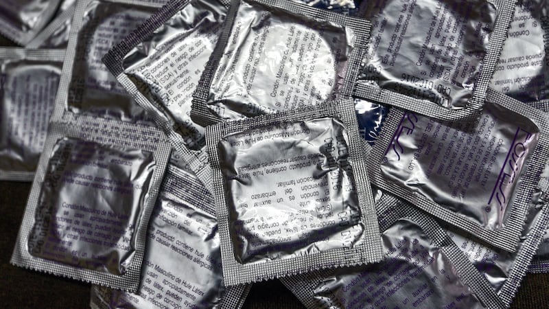 ‘Ponle... pero con globo’: ¿Cómo y dónde obtener condones gratis en CDMX?