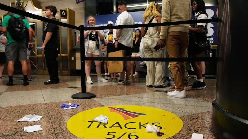 Un hombre apuñala a seis personas en estación de trenes de Nueva York: Esto sabemos