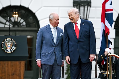 Los ‘dos reyes’ en la Casa Blanca: Publican foto de Trump y Carlos III con mensaje monárquico