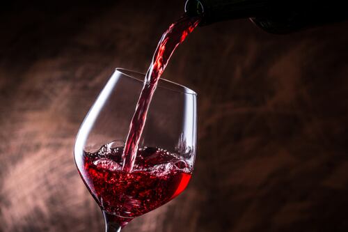 Amantes del vino: un ácido que se encuentra en la bebida podría funcionar como terapia anti-COVID