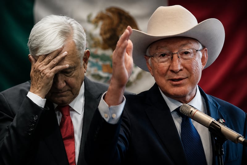 AMLO aplicó la ‘ley del hielo’ y no respondió llamadas tras arresto de ‘El Mayo’: Ken Salazar