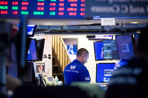 Wall Street cierra ‘miedoso’ ante reportes corporativos e información económica
