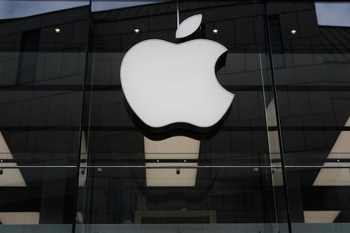 Ojo aquí, Sam Altman: Apple acusa a OpenAI de robar secretos comerciales y señala a su jefe de hardware