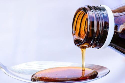 ¿Es peligroso el jarabe para la tos? OMS alerta por muertes de niñas y niños