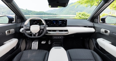 Interior del Kia EV4 GT-Line con doble pantalla de 12.3 pulgadas y Head-Up Display