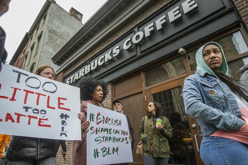 ¿Recuerdas a los hombres que arrestaron por 'no pedir nada' en un Starbucks? Les pagarán la universidad