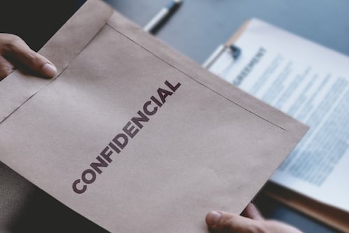 ¿Es delito compartir información confidencial de las reuniones de seguridad? Esto dice el Código Penal