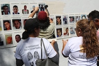 Colectivos pegan losetas con fotos de personas desaparecidas en Fiscalía de Guerrero
