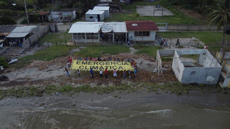 ‘Emergencia climática’ en Tabasco; el mar ‘se traga’ casas y amenaza una escuela