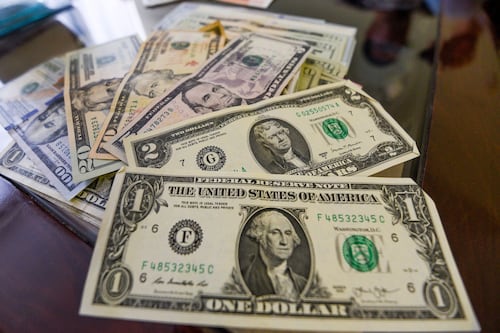 Madrugada ‘de terror’ para el peso: Sube precio del dólar por aumento en costo del barril del petróleo